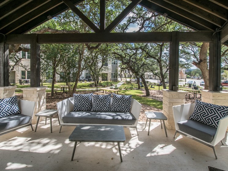 outdoor seating apartments in san antonio